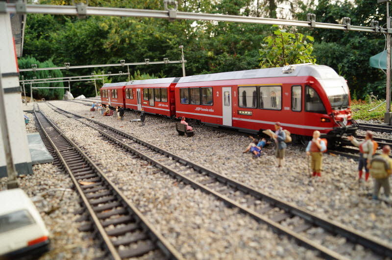 Pnktlich ist der Allegra am Bahnsteig in Disentis