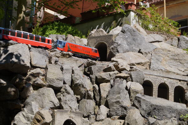 Bernina Express verlsst das Landwasser Viadukt