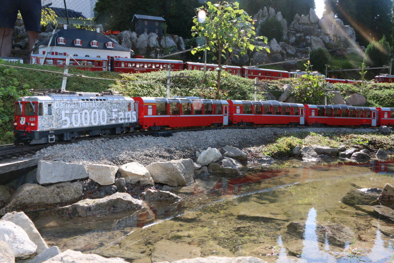 Der Bernina Express fhrt in Lavin ein